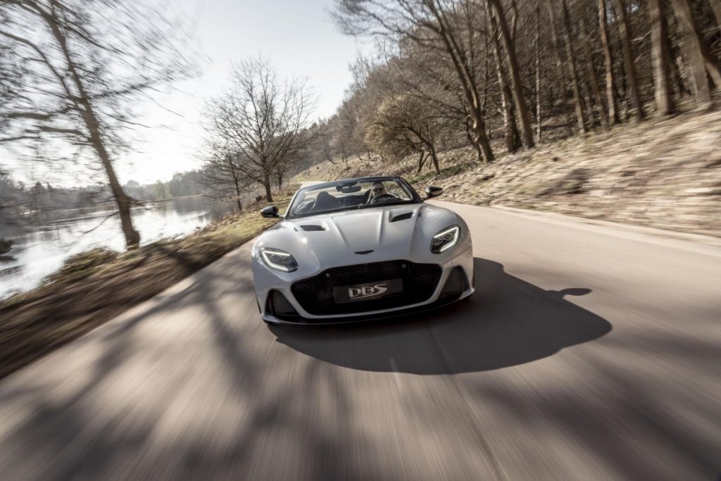 Aston Martin DBS Superleggera Volante, 340 Km/Jam Atap Terbuka!  