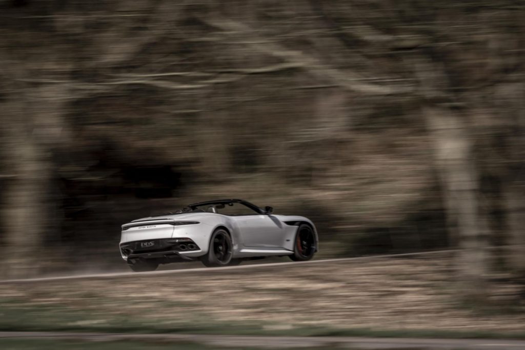 Aston Martin DBS Superleggera Volante, 340 Km/Jam Atap Terbuka!  