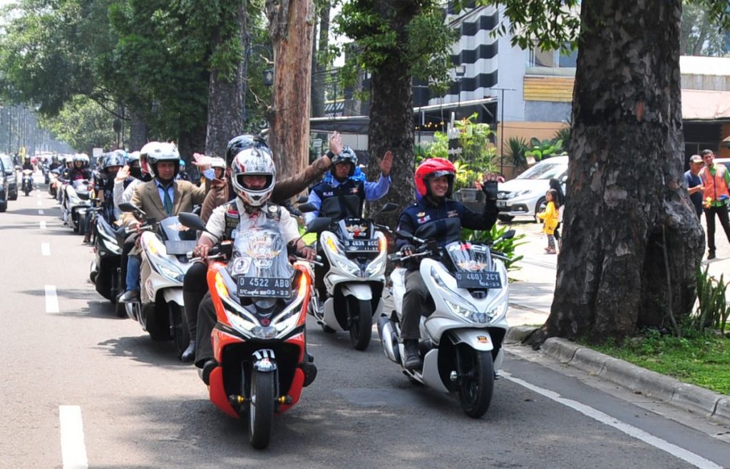 100 Bikers Ramaikan PCX Luxurious Ride di Bandung  