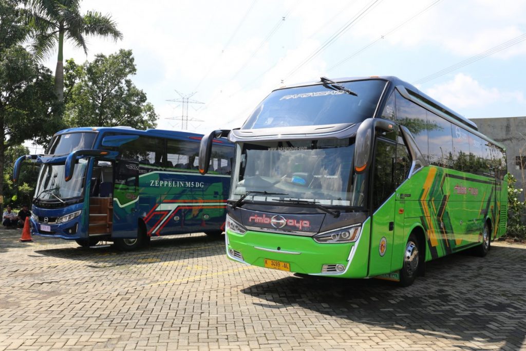 Kenalkan Fitur Baru, Hino RN dan FC Bus Jelajahi Pulau Jawa  
