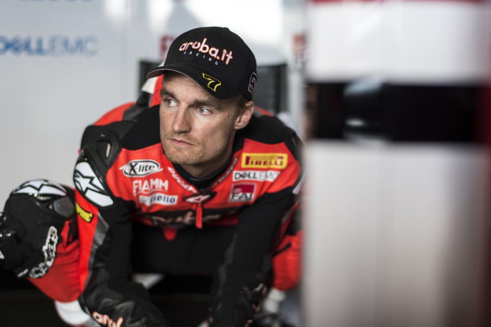 Alvaro Bautista Menangi Race 1 WSBK Aragon 2019  