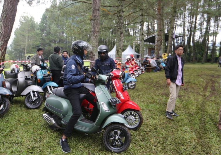 Kemeriahan Komunitas Vespa Rayakan Mods Mayday di Bandung  