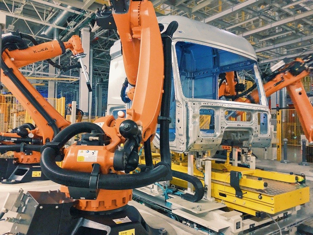 Daimler dan KAMAZ Libatkan 120 Robot Produksi Truk  