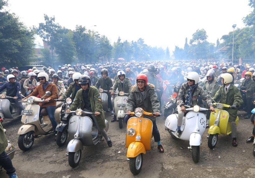 Kemeriahan Komunitas Vespa Rayakan Mods Mayday di Bandung  