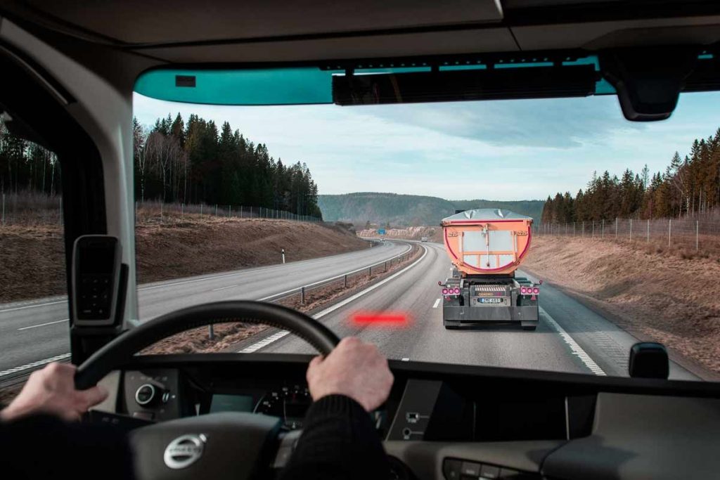 Volvo Trucks Perkenalkan Teknologi Distance Alert  