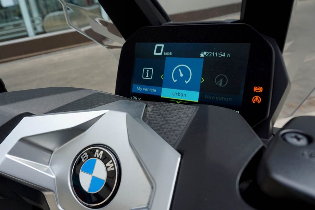 BMW C400X, Skutik Bergaya Futuristik  