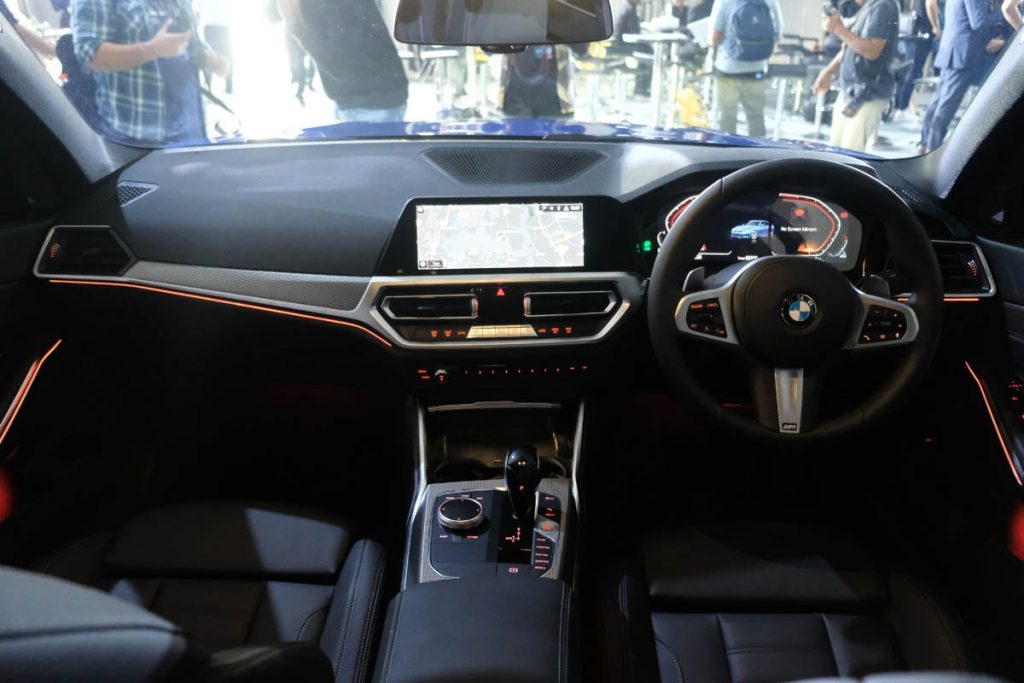 BMW 330i M Sport, Bisa Mundur Otomatis  