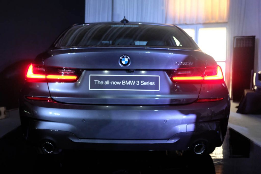 BMW 330i M Sport, Bisa Mundur Otomatis  