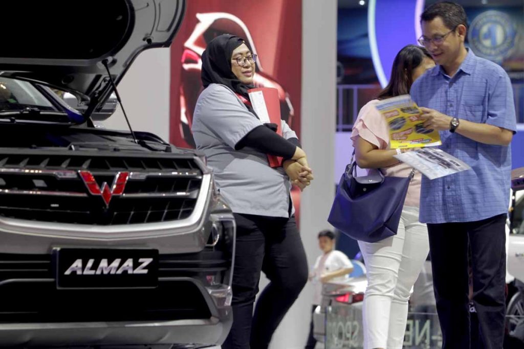 Wow, Pengunjung GIIAS 2019 Mengerumuni Wuling Almaz  