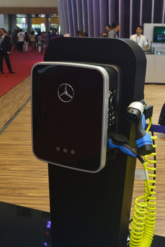 Mercedes-Benz E 300 e EQ Power Plug-In Hybrid, Ini Harganya!  