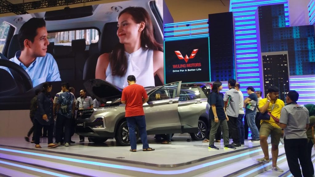 Wow, Pengunjung GIIAS 2019 Mengerumuni Wuling Almaz  