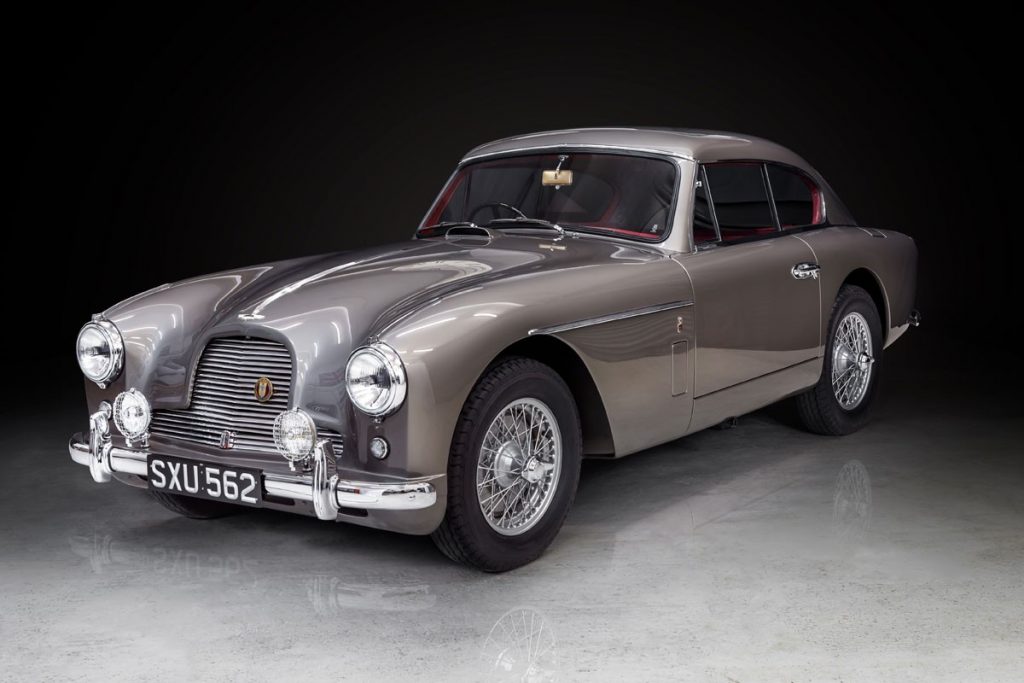 5 Unit Aston Martin akan Majang di Hampton Court Palace  