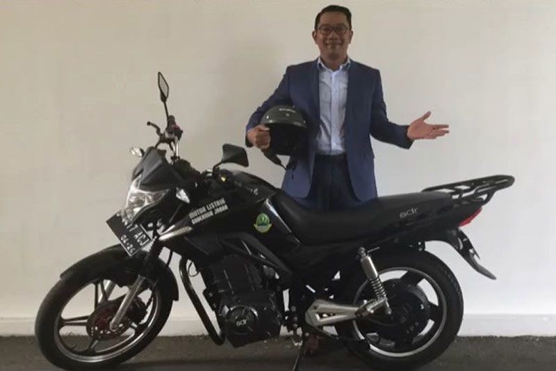 Ridwan Kamil Resmi Gunakan Sepeda Motor Listrik Buatan Lokal  