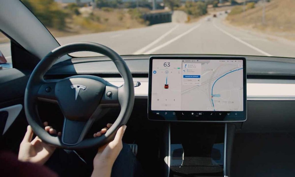AUTOPILOT: Teknologi Tesla “Nyaris” Mengemudi Sendiri  