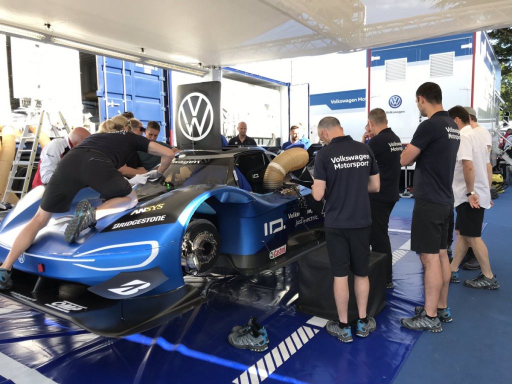 Volkswagen ID R Akhirnya Patahkan Rekor F1 di Goodwood 2019  