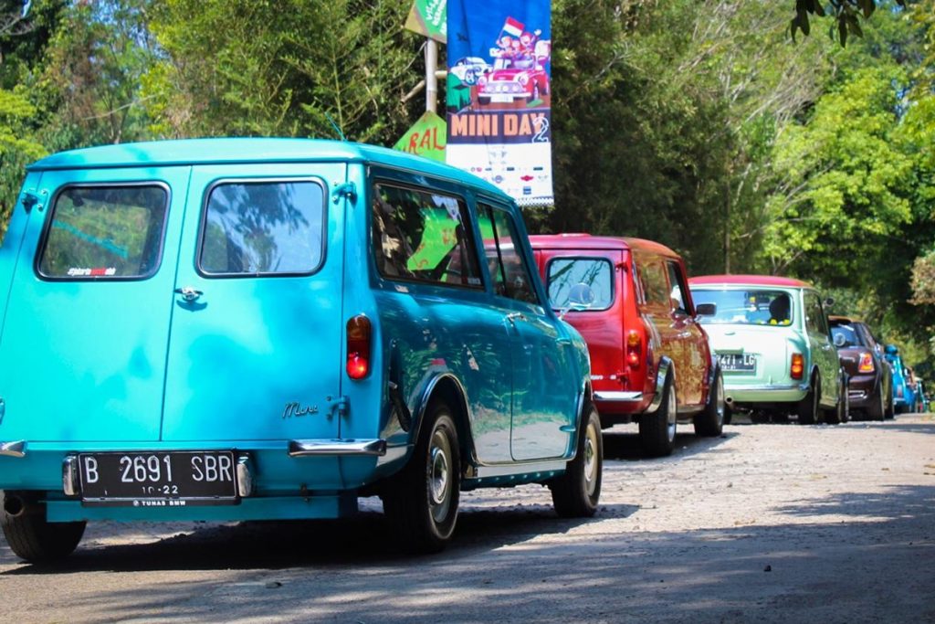 Ratusan Mobil Mini Serbu IMD 2 di Bandung  