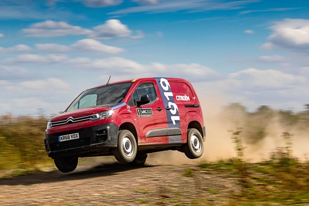 Pereli Citroën Bermain dengan Mobil Van  