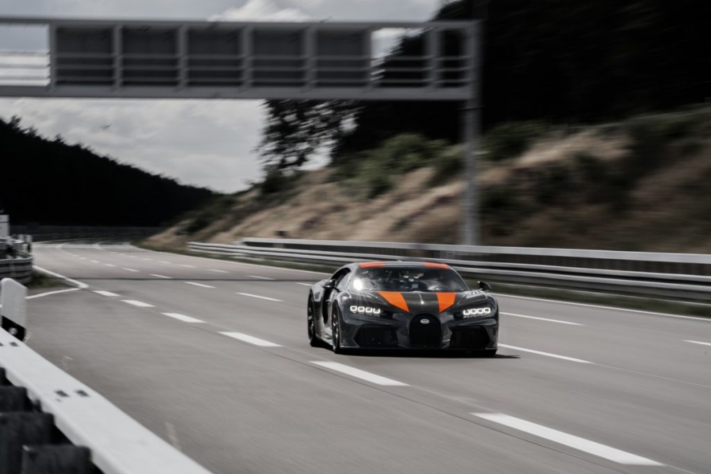 Bugatti Chiron Patahkan Rekor Mobil Terkencang di Dunia  
