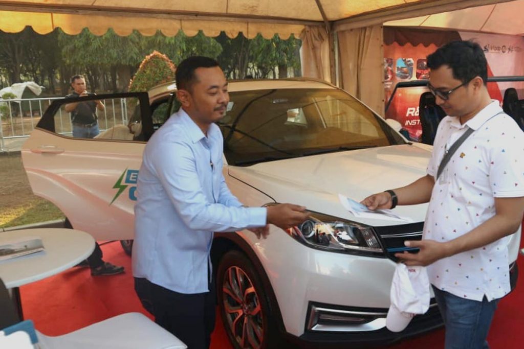 DFSK Hadirkan Glory E3 Pada Pameran Mobil Listrik di Monas  