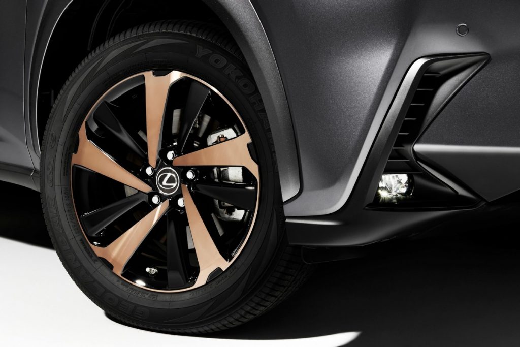 Lexus NX 300 Black Line Special Edition, Aksen Perunggu  