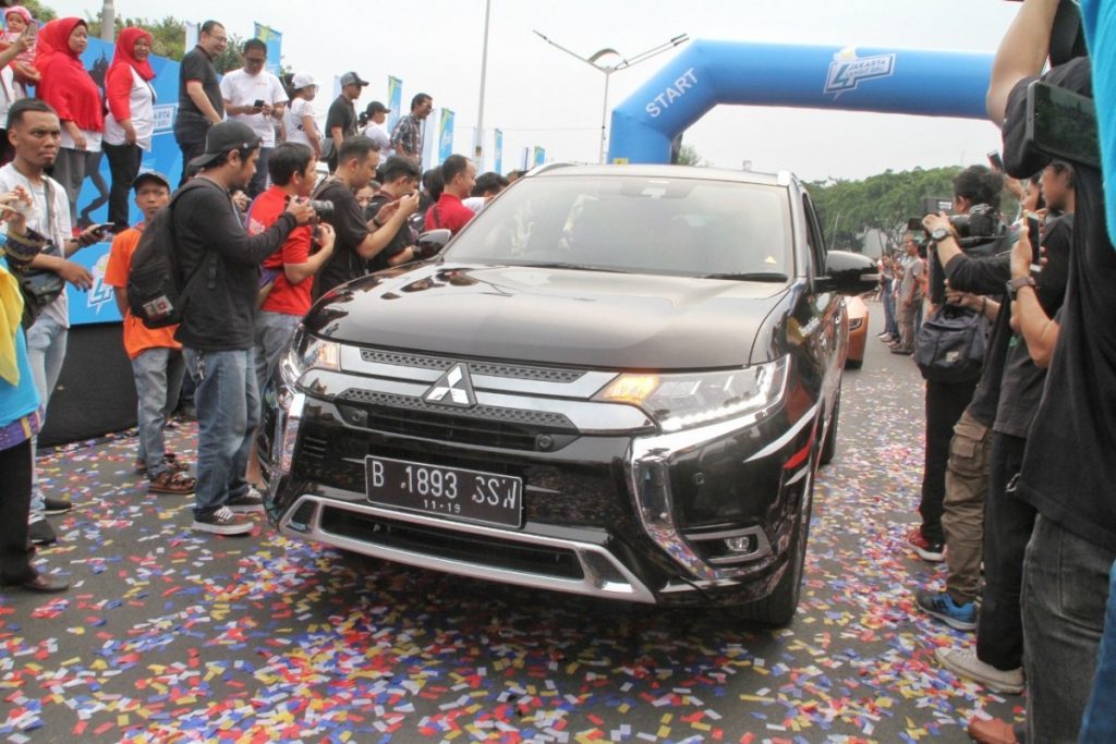 Mitsubishi Outlander PHEV Ikut Ambil Bagian "Jakarta Langit Biru"  