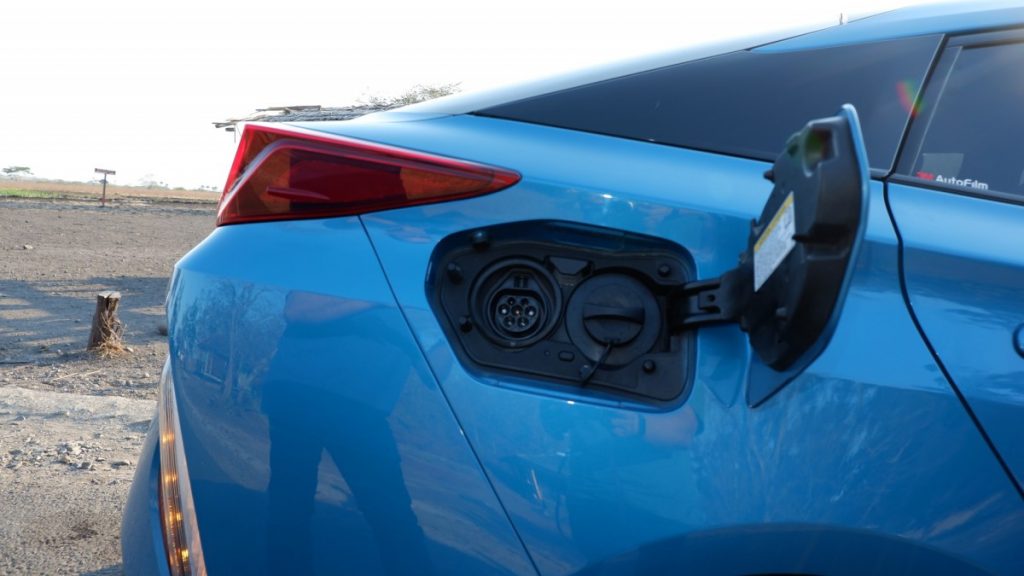 Mencicipi Toyota Prius Plug-In Hybrid Electric Vehicle  