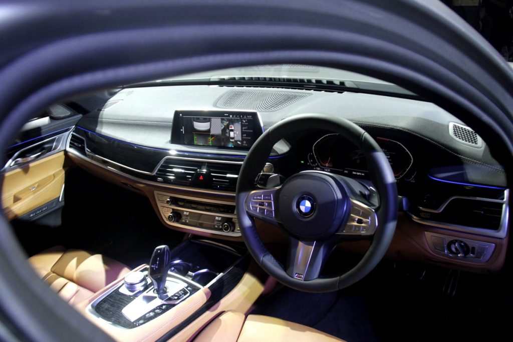 Menilik Keunggulan dan Fitur Terbaru BMW Seri 7  