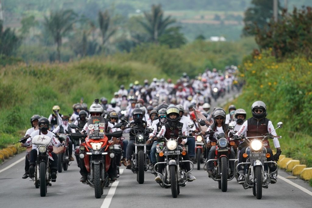 Lebih dari 2.000 Biker Motocamp di Pinggir Danau Toba  