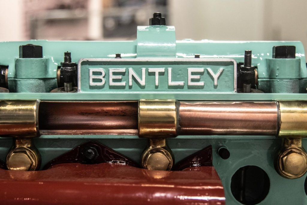 Mesin Bersejarah Bentley No.212 Dihidupkan Karyawan Magang  