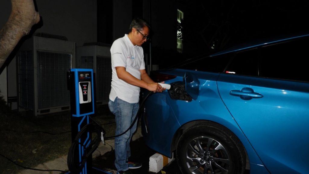 Mobil Elektrifikasi Toyota Mulai Diuji dari Banyuwangi ke Bali  
