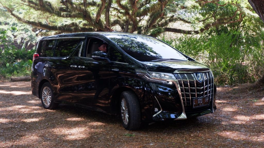 Mobil Elektrifikasi Toyota Mulai Diuji dari Banyuwangi ke Bali  