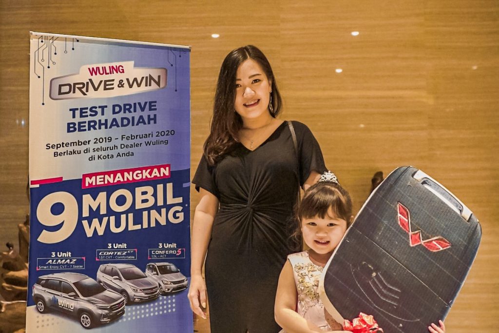 Penyerahan Hadiah Pemenang Wuling 'Drive & Win" 