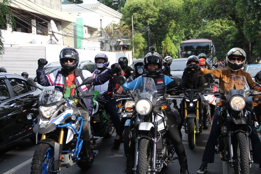 Royal Enfield Ajak Lady Bikers Keliling Jakarta  