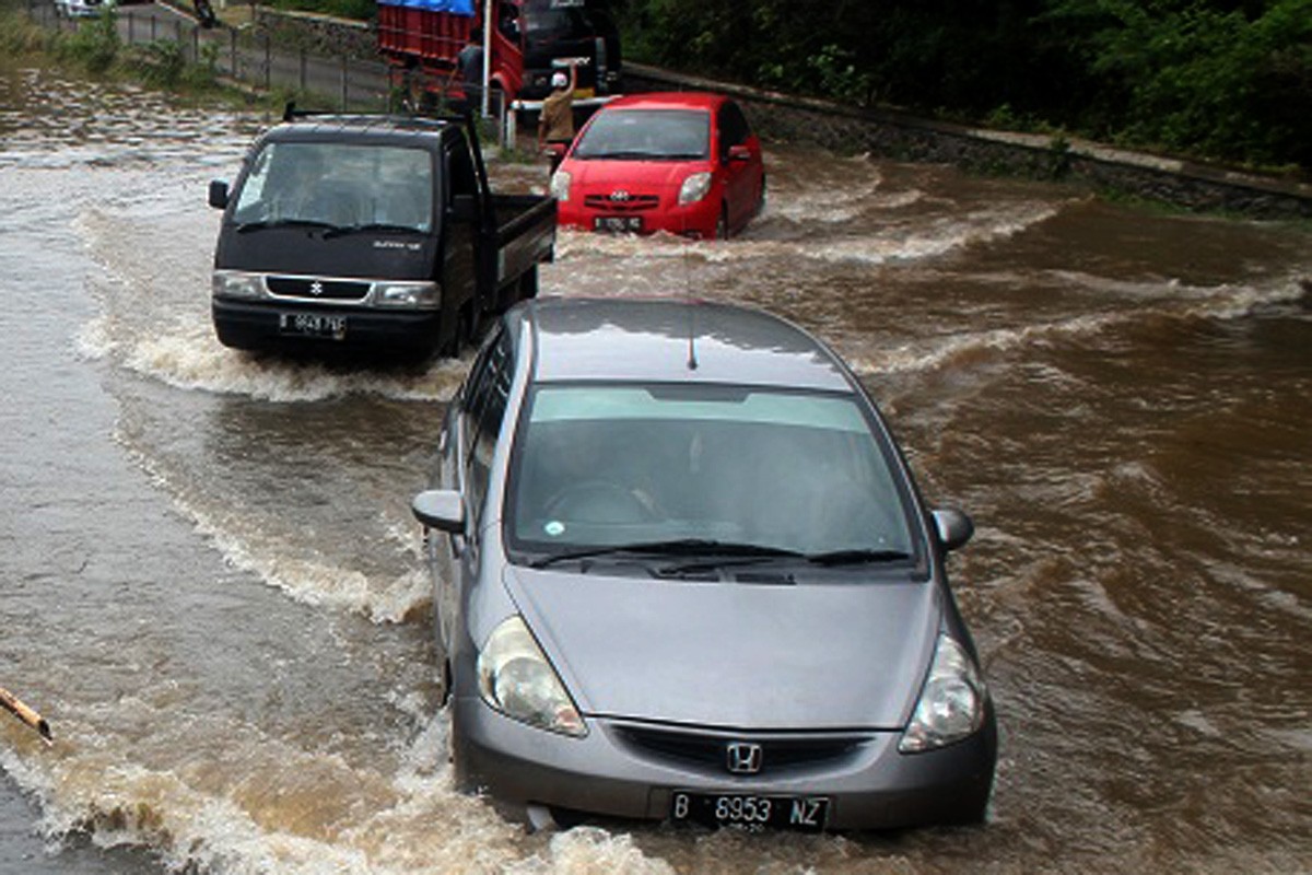 Trik Agar Aman Berkendara Saat Banjir  