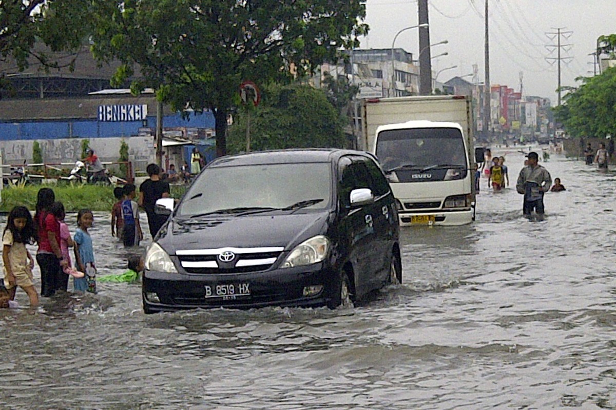 Mobil Terendam Banjir, Begini Cara Mengatasinya  
