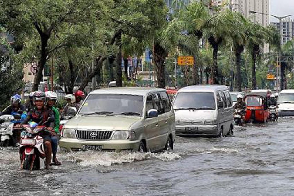 Perhatikan Hal Ini Setelah Mobil Anda Menerobos Banjir 