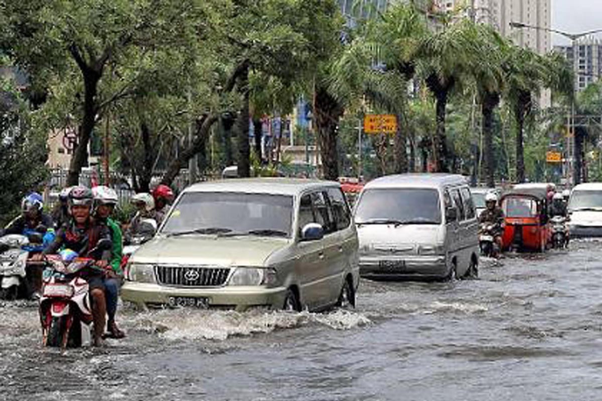 Pertolongan Pertama Saat Mobil Terendam Banjir  