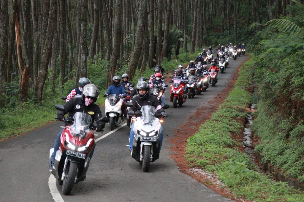 Keseruan Komunitas Honda PCX150 dan ADV150 Jelajahi Jawa Barat  