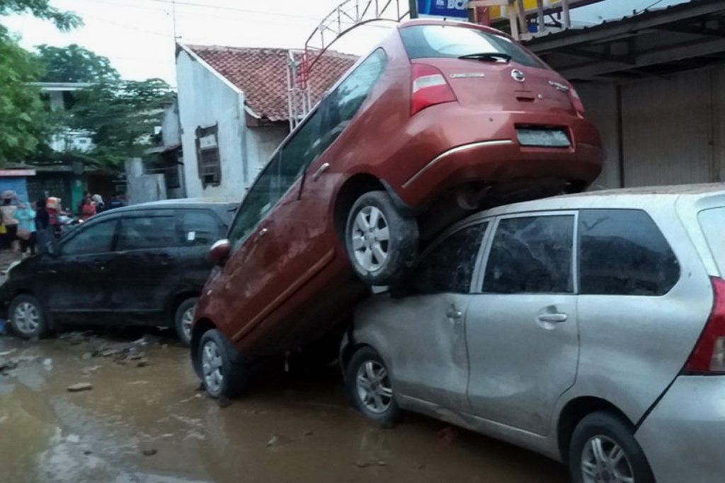 Tips Merawat Mobil Pasca Terkena Banjir 