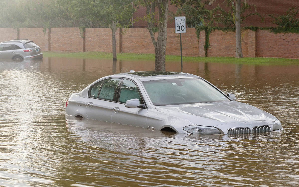 Trik Agar Aman Berkendara Saat Banjir  