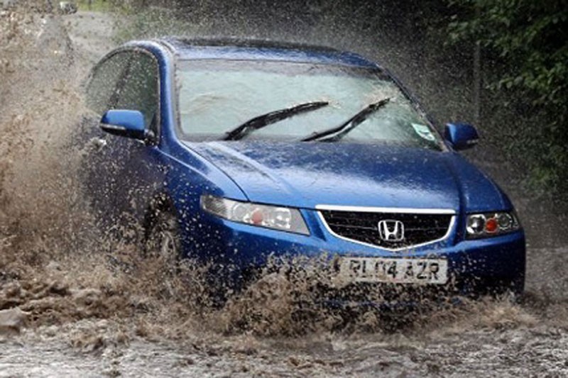 Mengendarai Mobil di Jalan Tol Saat Hujan, Perhatikan Hal Ini 
