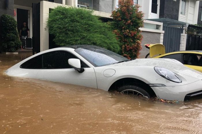 Ini Cara Hilangkan Bau Apek pada Mobil Setelah Terendam Banjir 