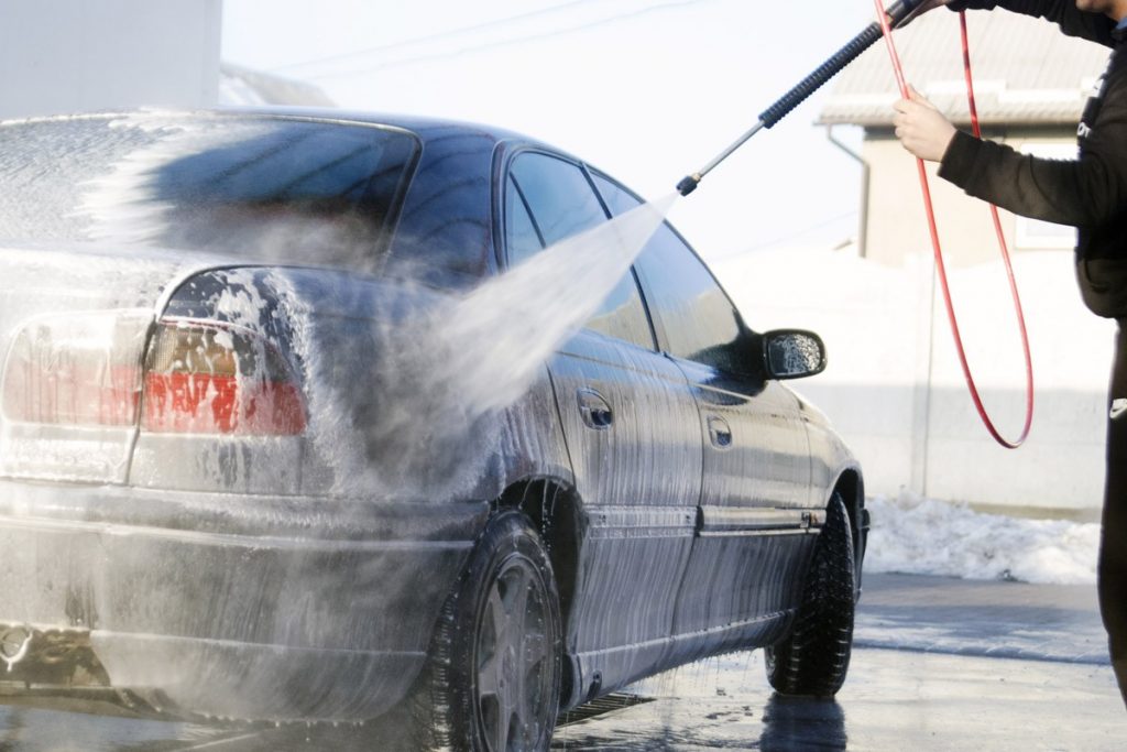 Hindari Beberapa Hal Ini Saat Mencuci Mobil 