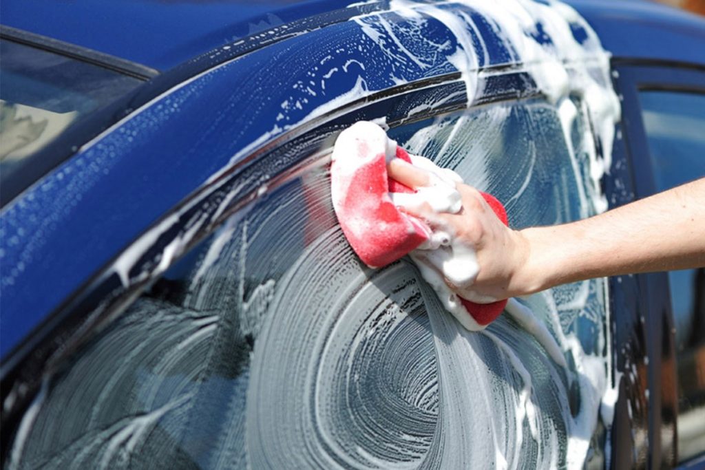 Hindari Beberapa Hal Ini Saat Mencuci Mobil 