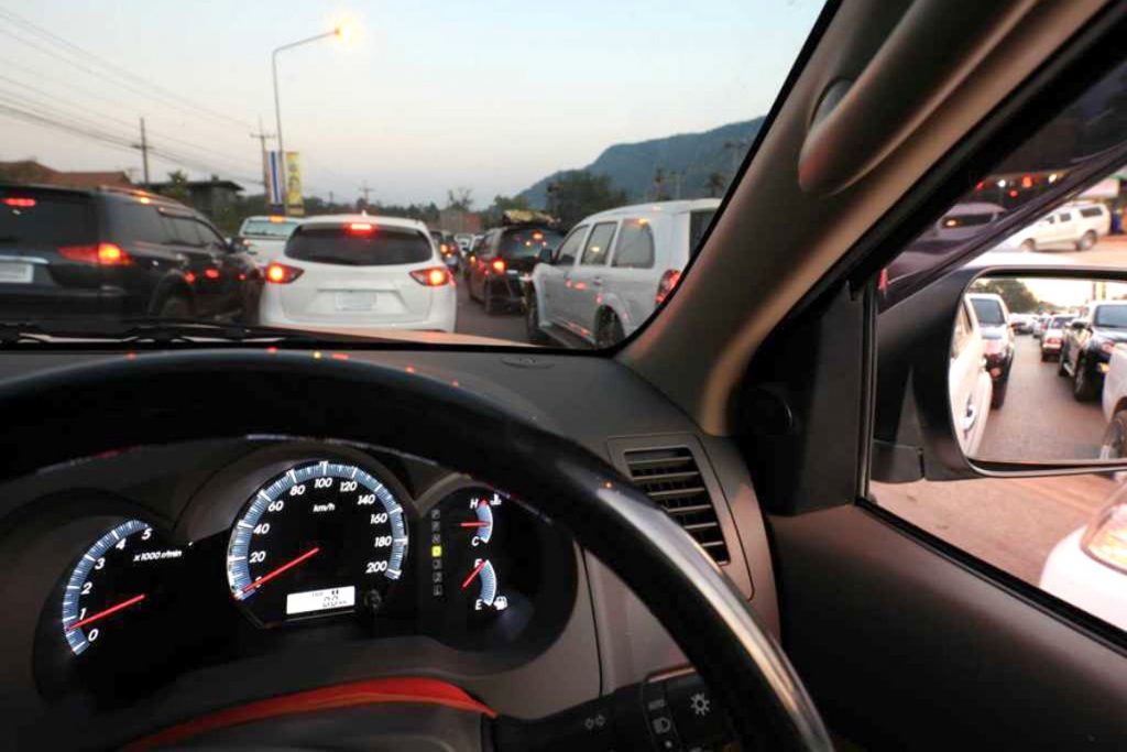 Pahami Hal Ini Saat Mengemudi Mobil Matik di Kemacetan 