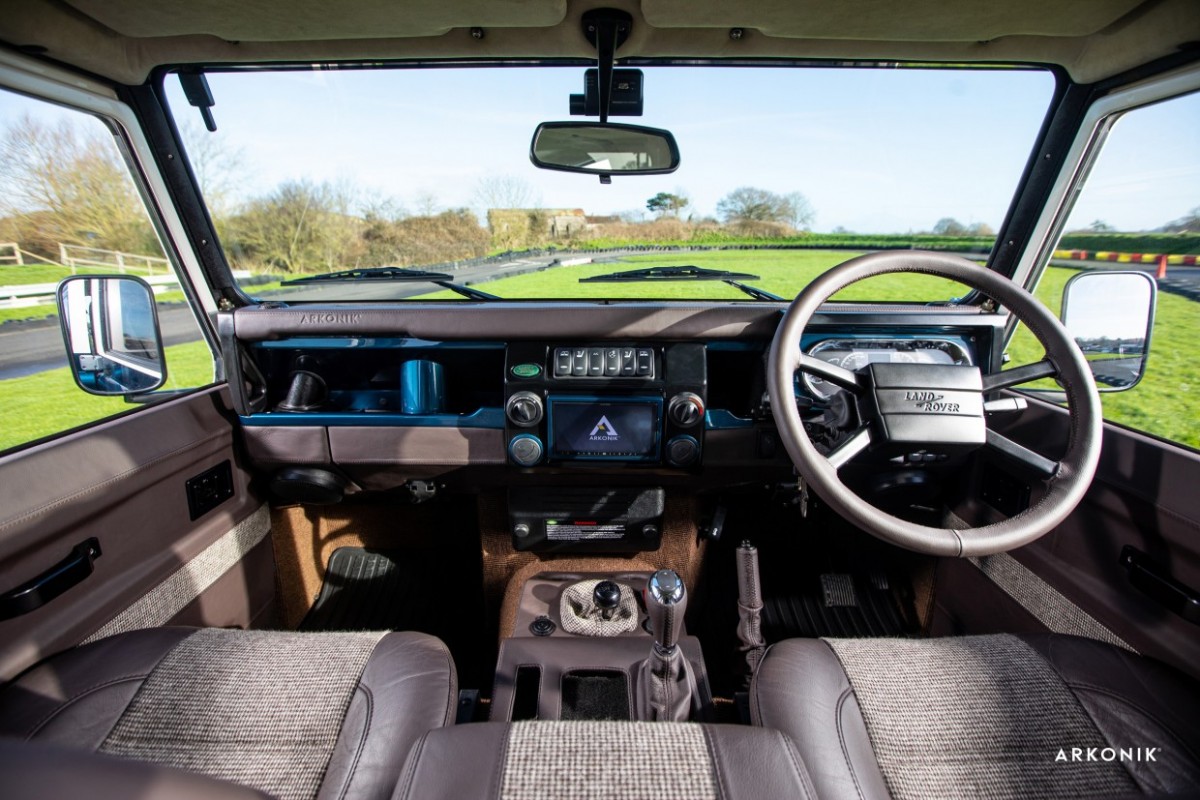 Restomod Land Rover 110 UJO, Sebuah Hadiah Istimewa 