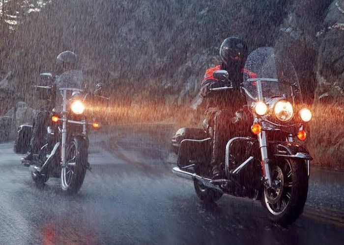 Pilih Jas Hujan yang Aman dan Nyaman untuk Bikers 