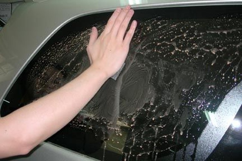 Cara Mudah Bersihkan Jamur Kaca Mobil 