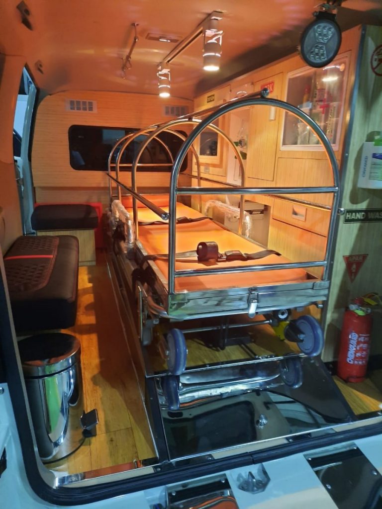 Ambulans Suzuki APV Laris Manis Temani Petugas Covid-19  