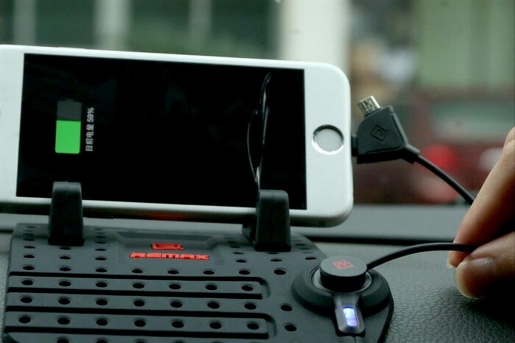 Bahayanya Charging Handphone di Power Output Mobil 